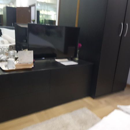 Mirrors Room Mega Mall National Arena Bukarest Eksteriør billede