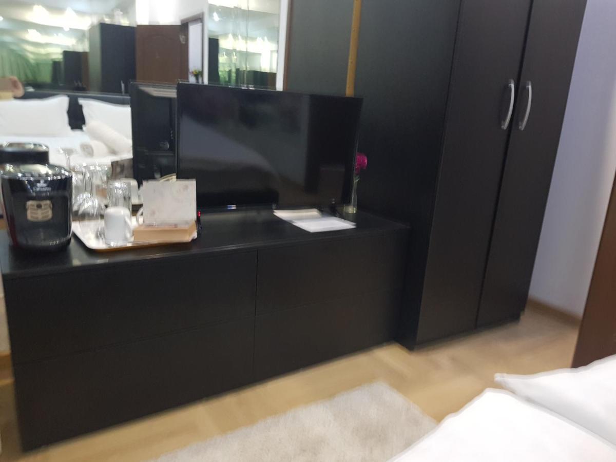 Mirrors Room Mega Mall National Arena Bukarest Eksteriør billede